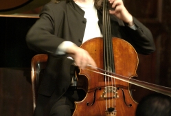 Steven Isserlis performs at The Players  in New York, 2005